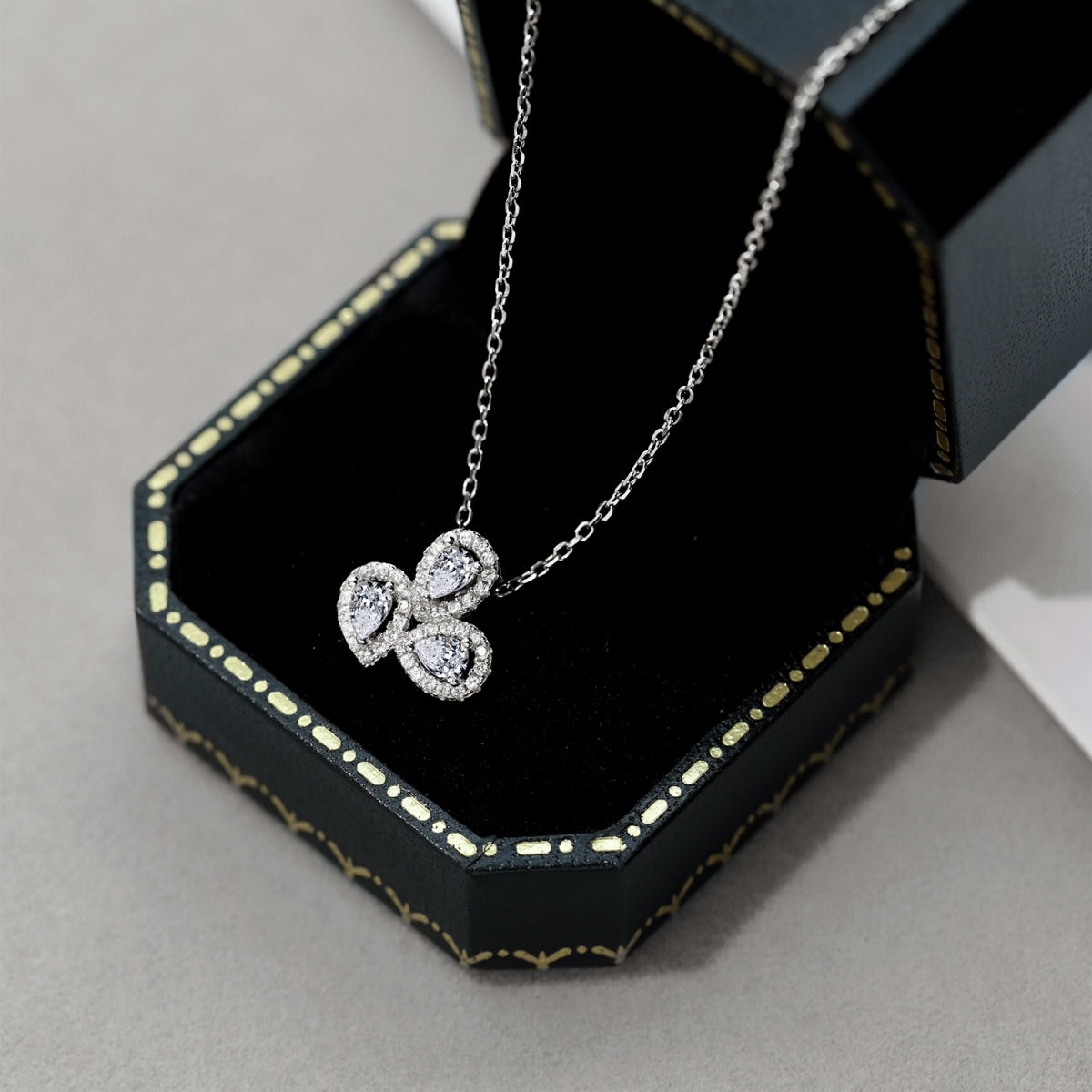 [Regalia jewelry]Elegant Flower Shape Pear Cut Necklace
