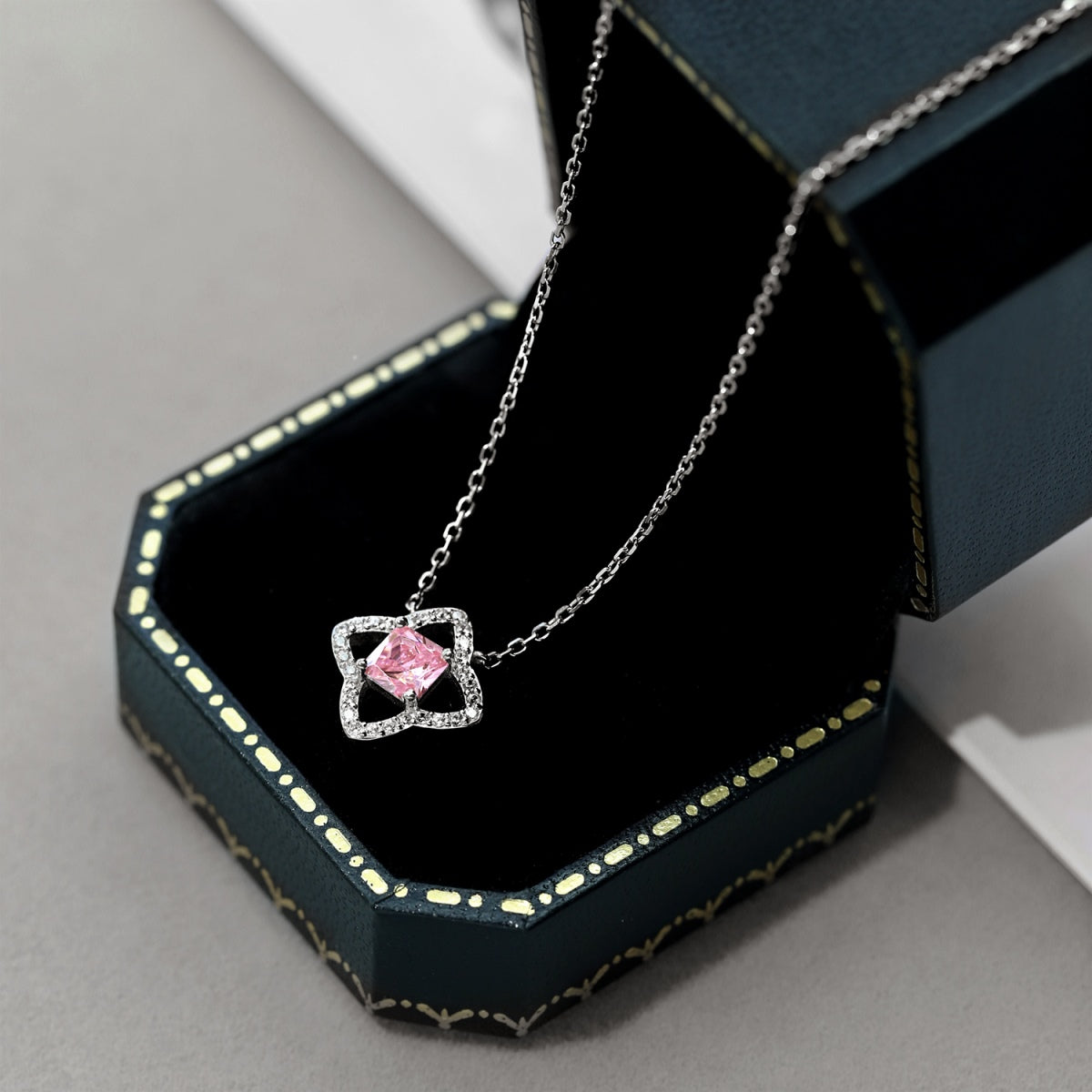 [Regalia jewelry]Exquisite Flower Shape Princess Cut Necklace