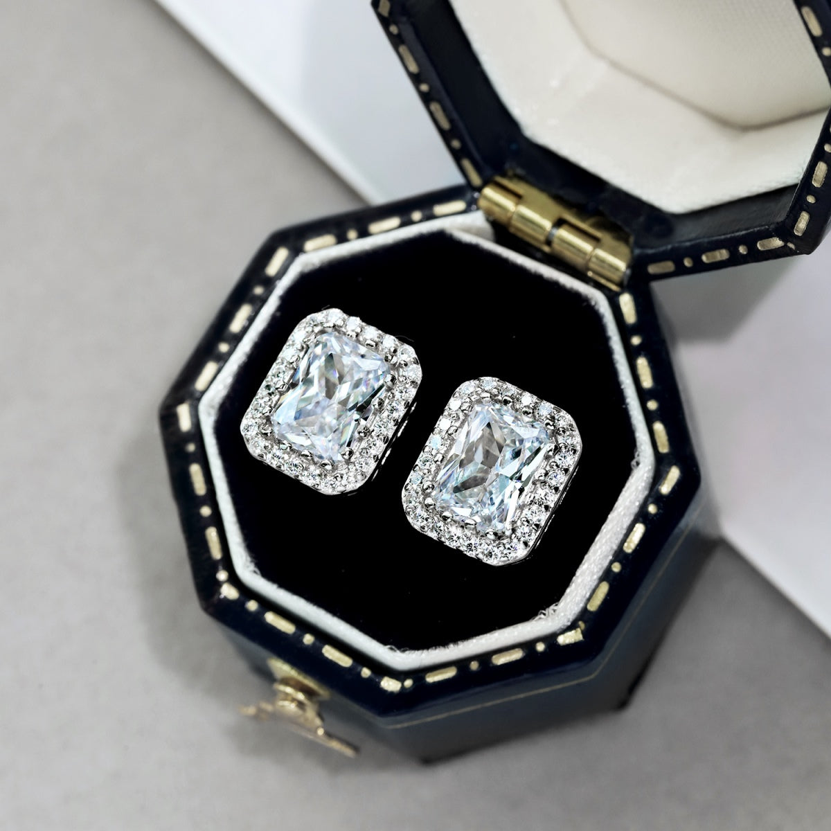 [Regalia jewelry]1.0 Carat Luxurious Dainty Emerald Cut Daily Earrings
