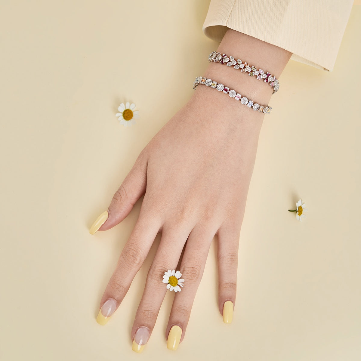 [Regalia jewelry]Dainty Exquisite Flower Shape Daily Bracelet