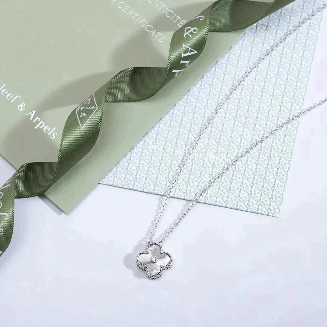 [Regalia jewelry]CLOVER  15MM DIAMOND LASER NECKLACE SILVER