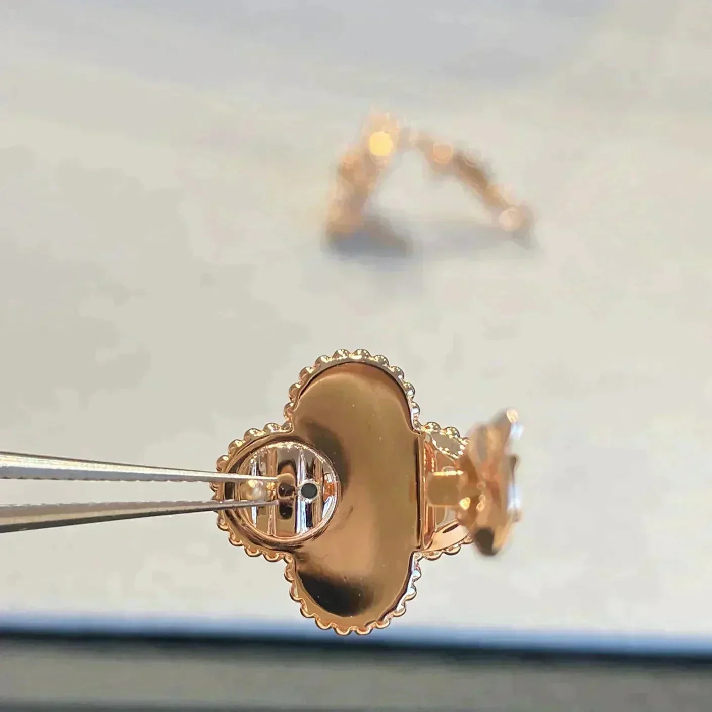 [Regalia jewelry]CLOVER MEDIUM 1 MOTIFS GRAY MOP  DIAMOND EARRINGS