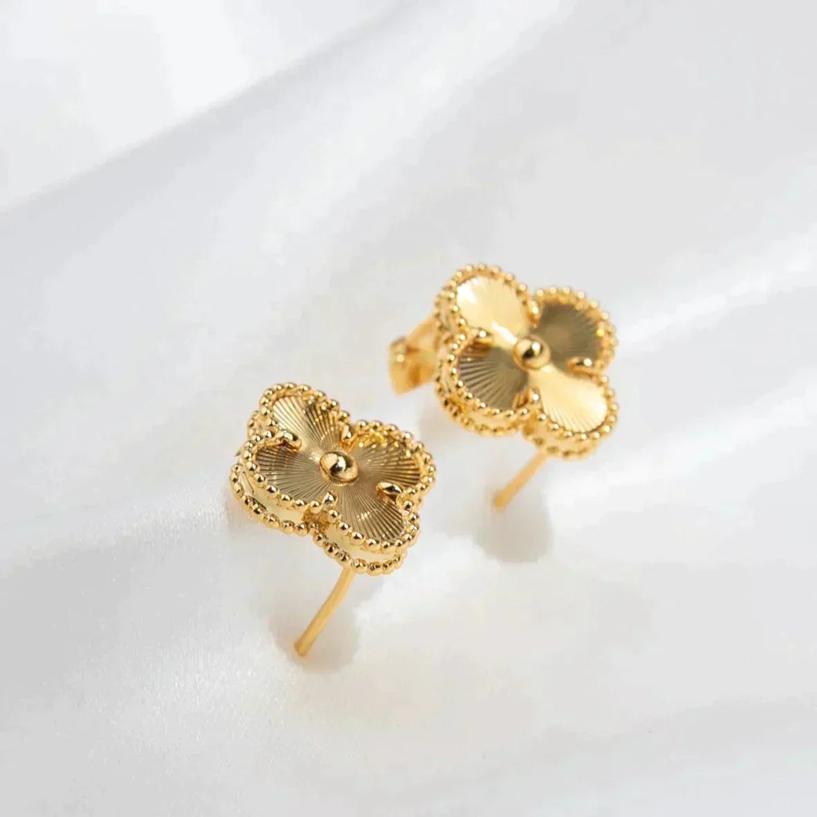 [Regalia jewelry]CLOVER MEDIUM 1 MOTIFS LASER EARRINGS