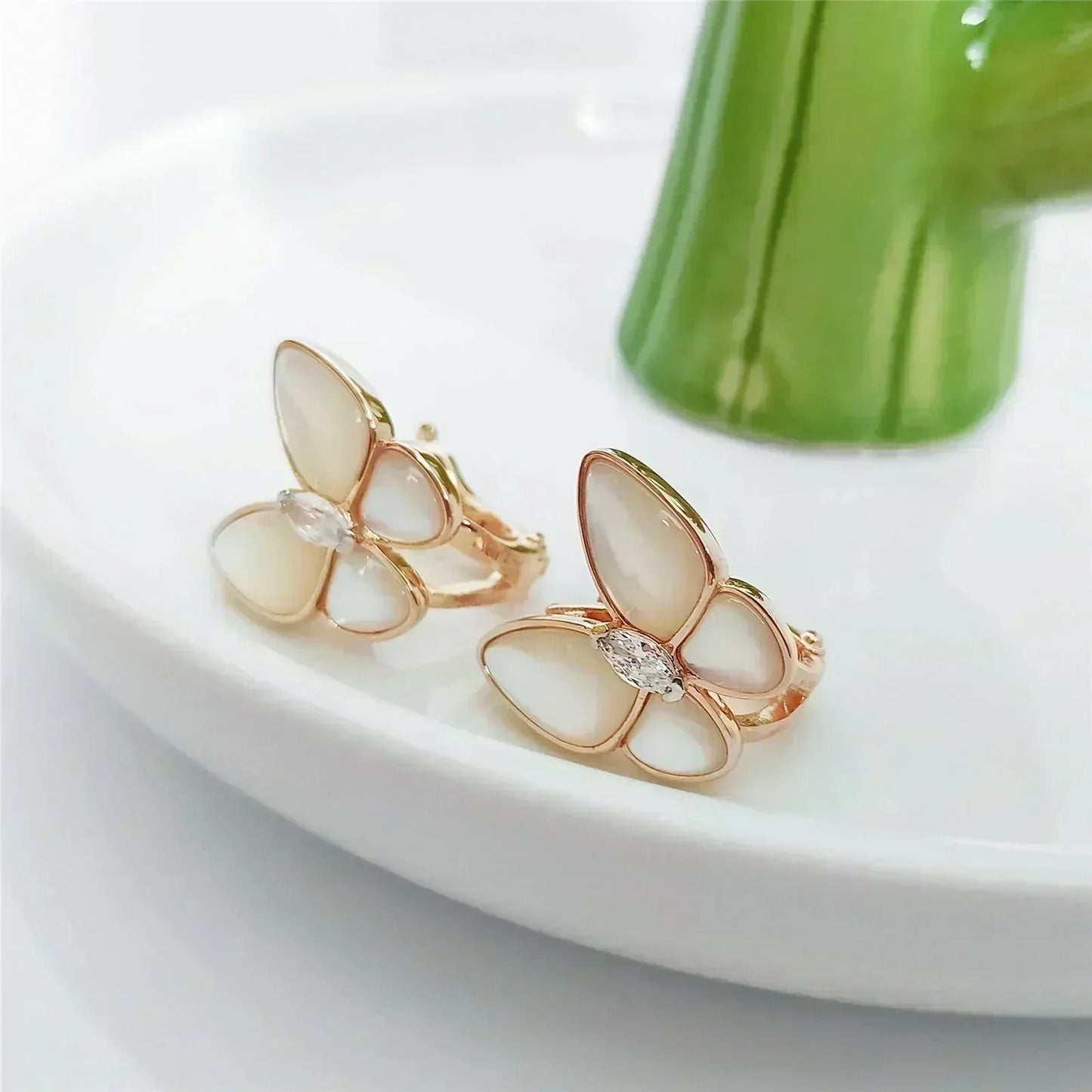 [Regalia jewelry]BUTTERFLY MOP DIAMOND EARRINGS