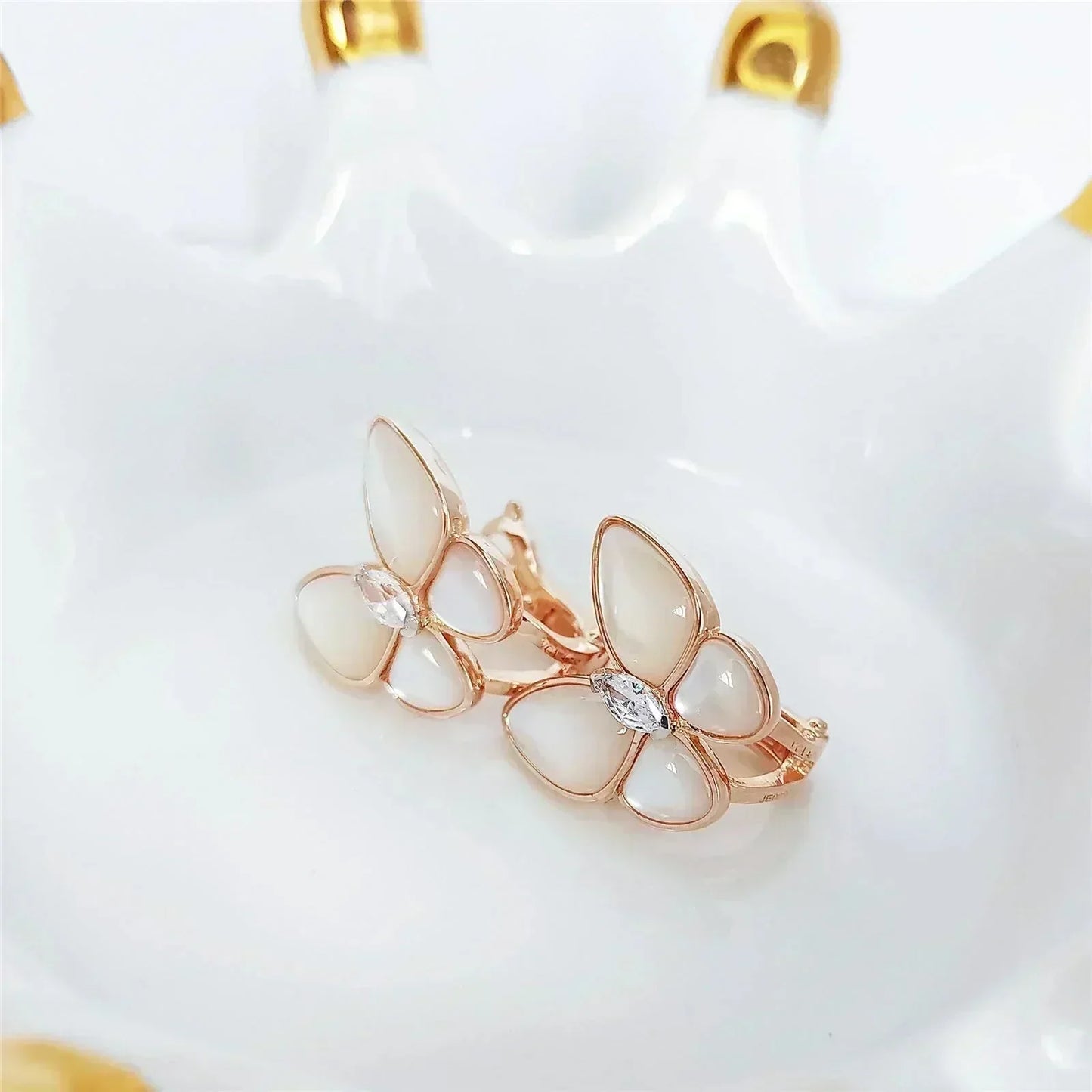 [Regalia jewelry]BUTTERFLY MOP DIAMOND EARRINGS