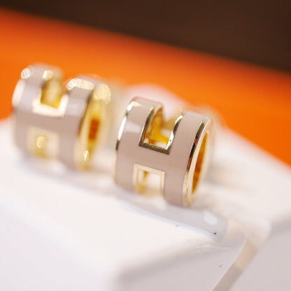 [Regalia jewelry]MINI POP H GOLD EARRINGS GREY