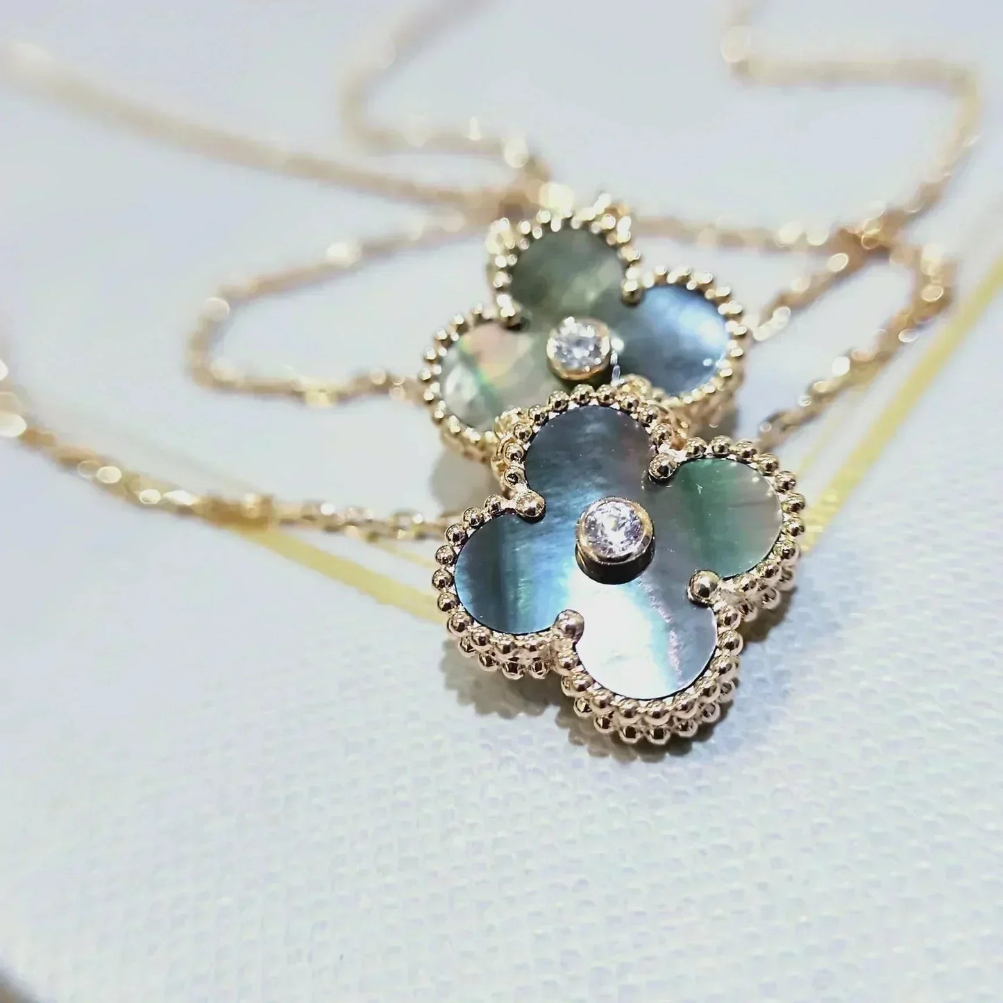 [Regalia jewelry]CLOVER 15MM DIAMOND AND MOTHER-OF-GREY NECKLACE