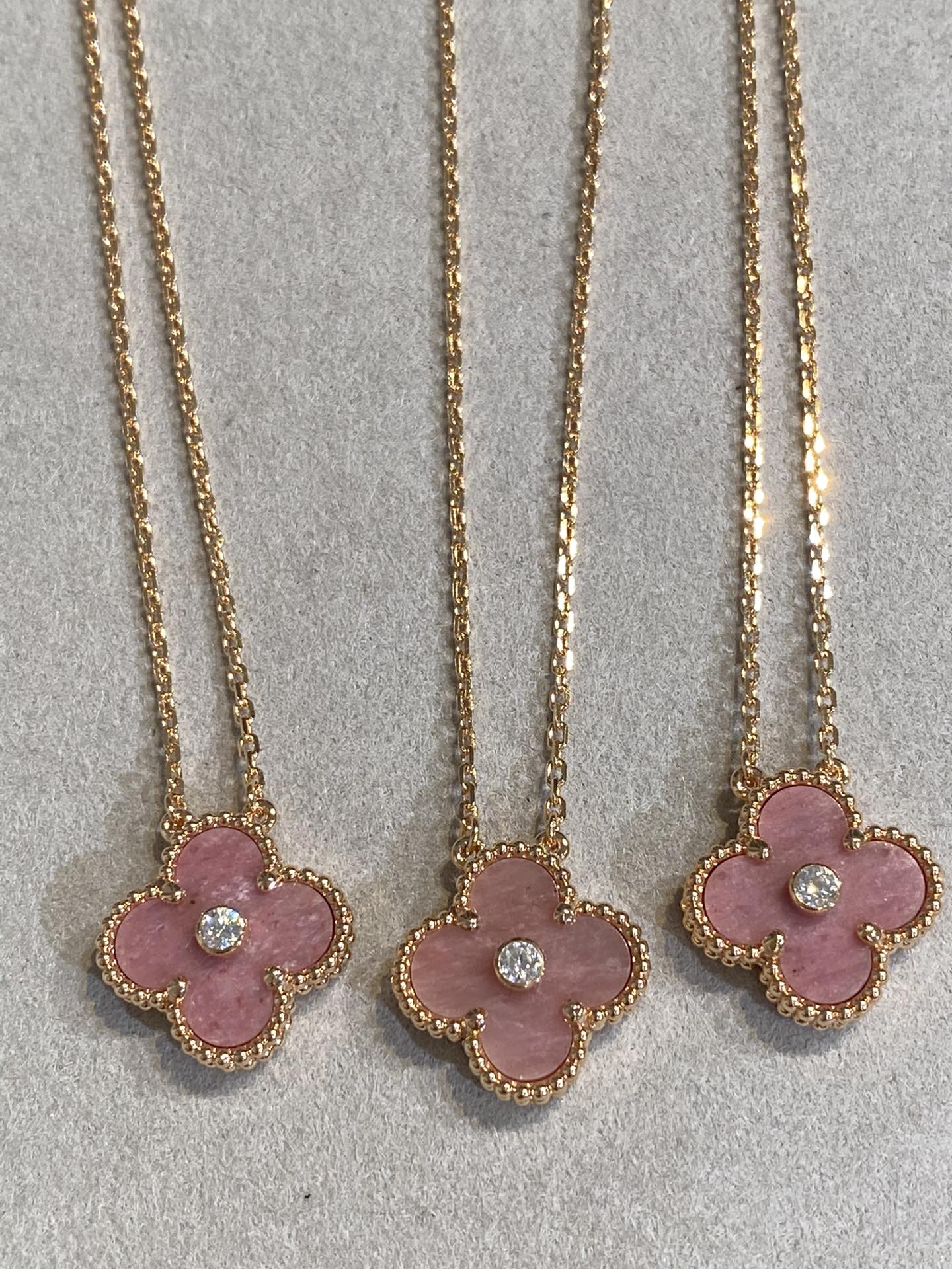 [Regalia jewelry]CLOVER 15MM DIAMOND RHODONITE NECKLACE