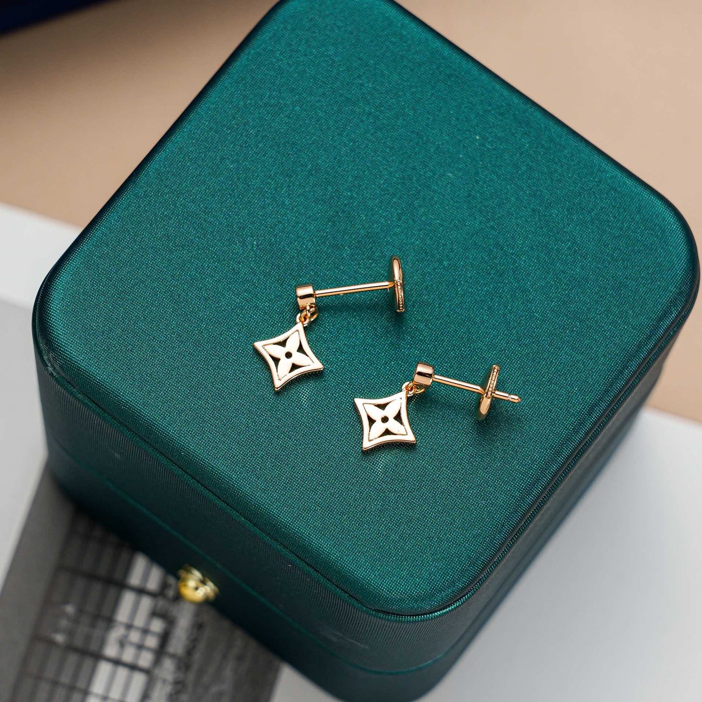 [Regalia jewelry]STAR EARRINGS GOLD