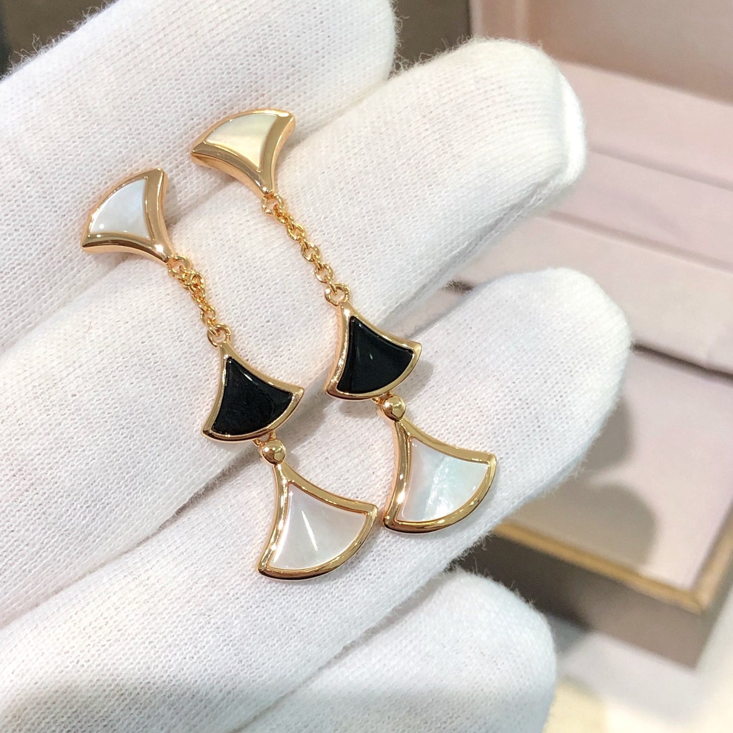 [Regalia jewelry]DREAM EARRINGS 3 MOTIFS ONYX MOP PINK GOLD