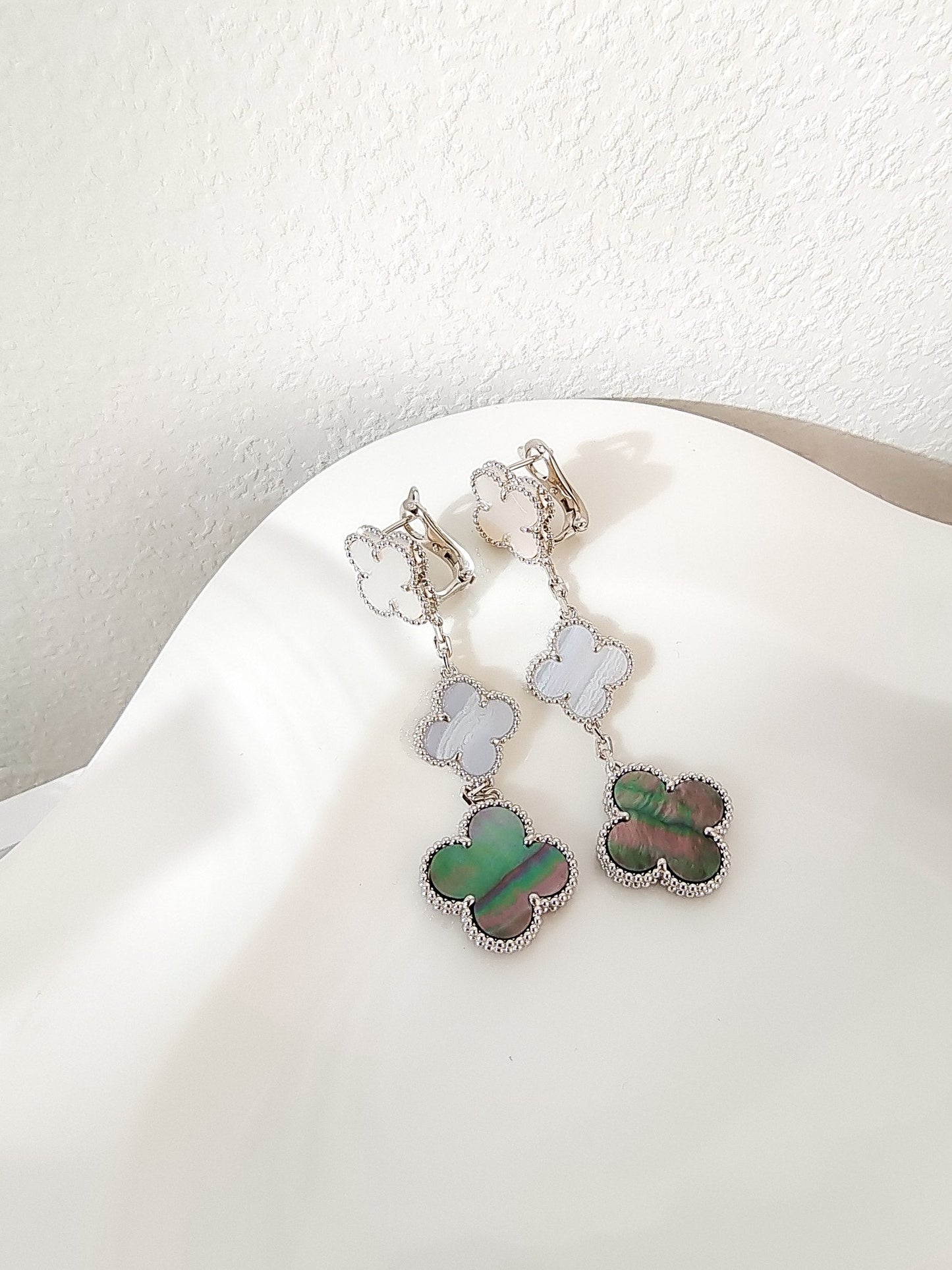 [Regalia jewelry]CLOVER 3 MOTIFS CHALCEDONY DARK MOP SILVER EARRINGS