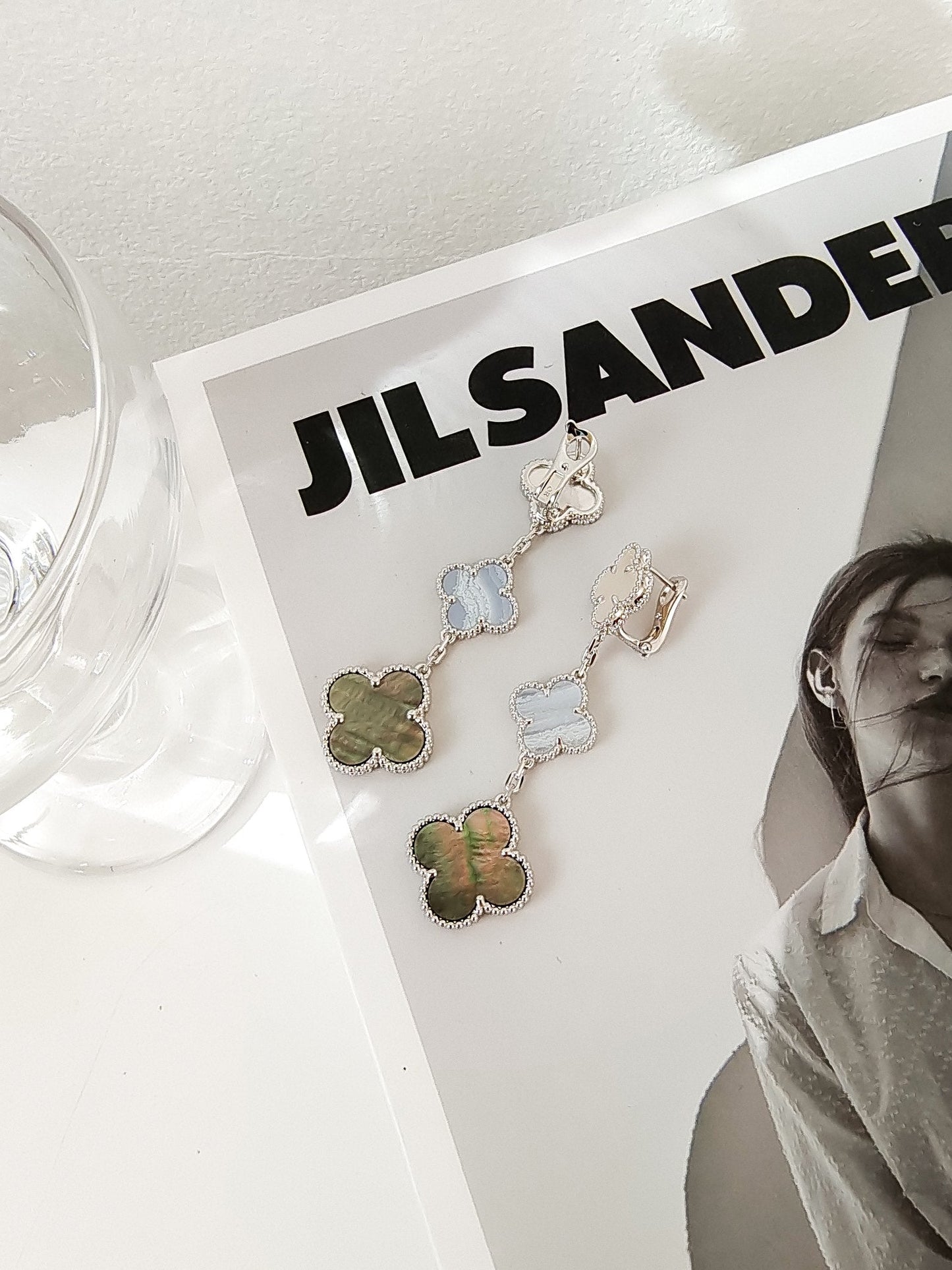 [Regalia jewelry]CLOVER 3 MOTIFS CHALCEDONY DARK MOP SILVER EARRINGS