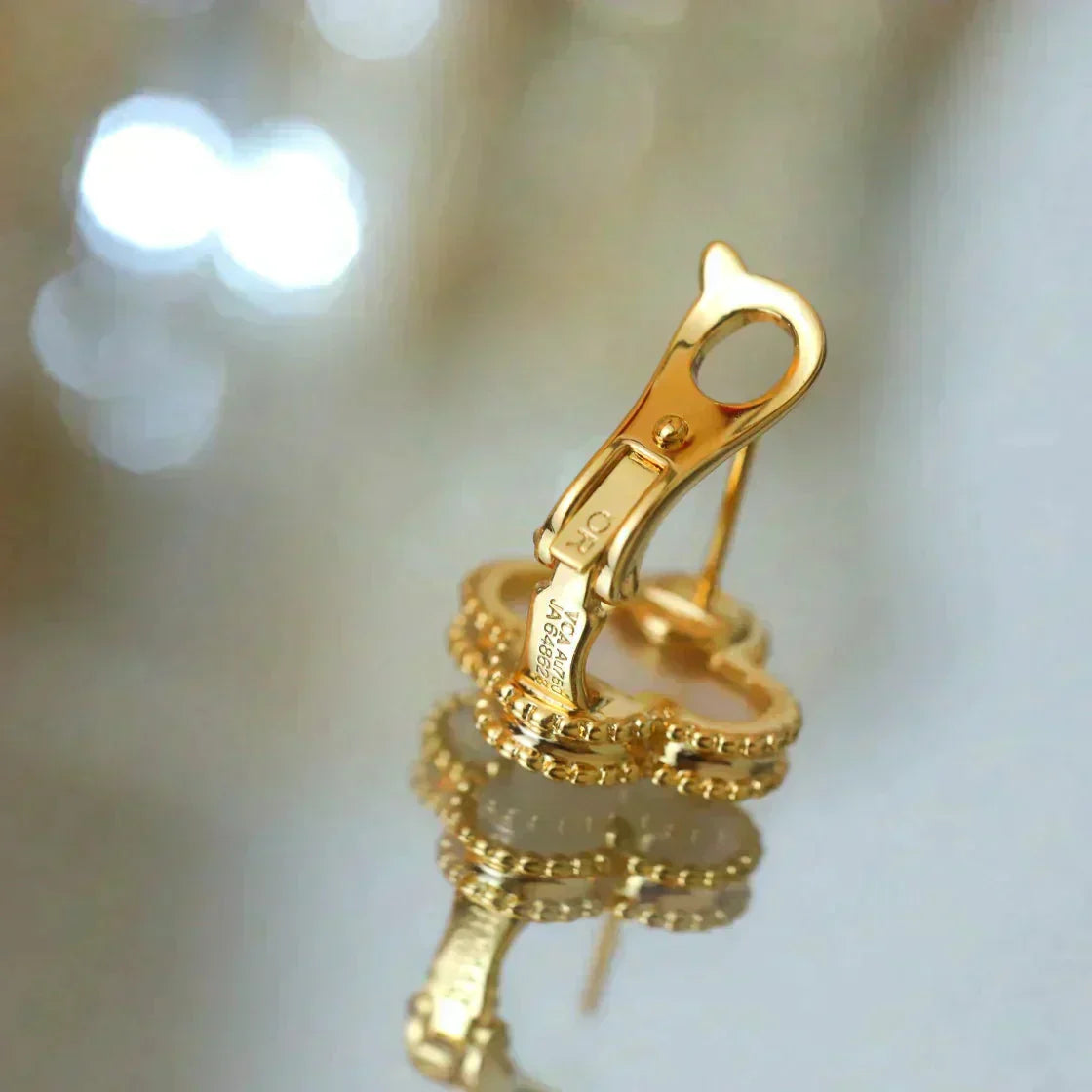 [Regalia jewelry]CLOVER MEDIUM 1 MOTIFS  WHITE MOP STUD EARRINGS