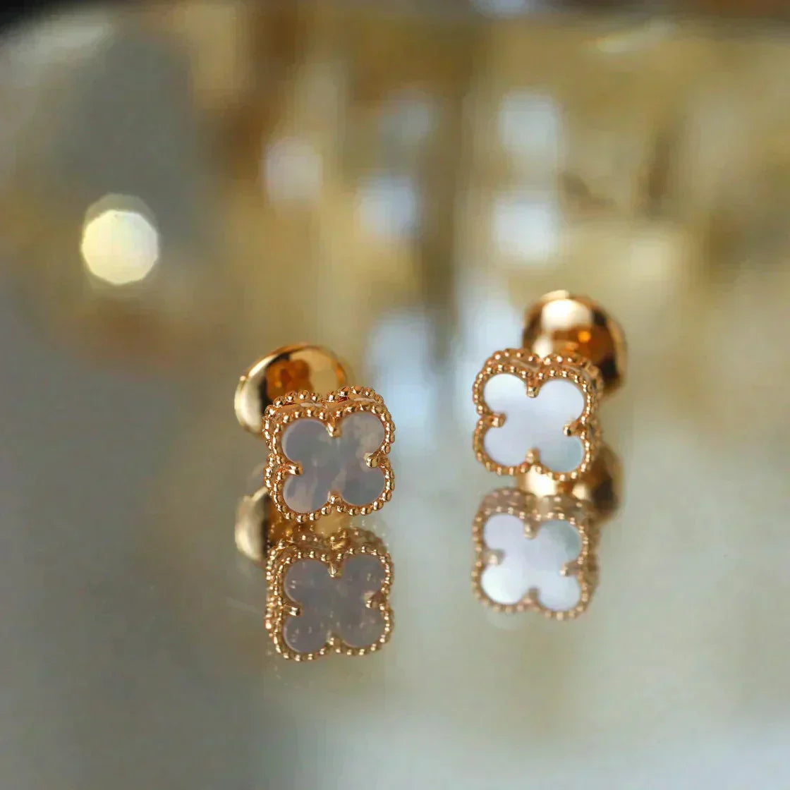 [Regalia jewelry]CLOVER MINI 9.5MM WHITE MOP EARRINGS