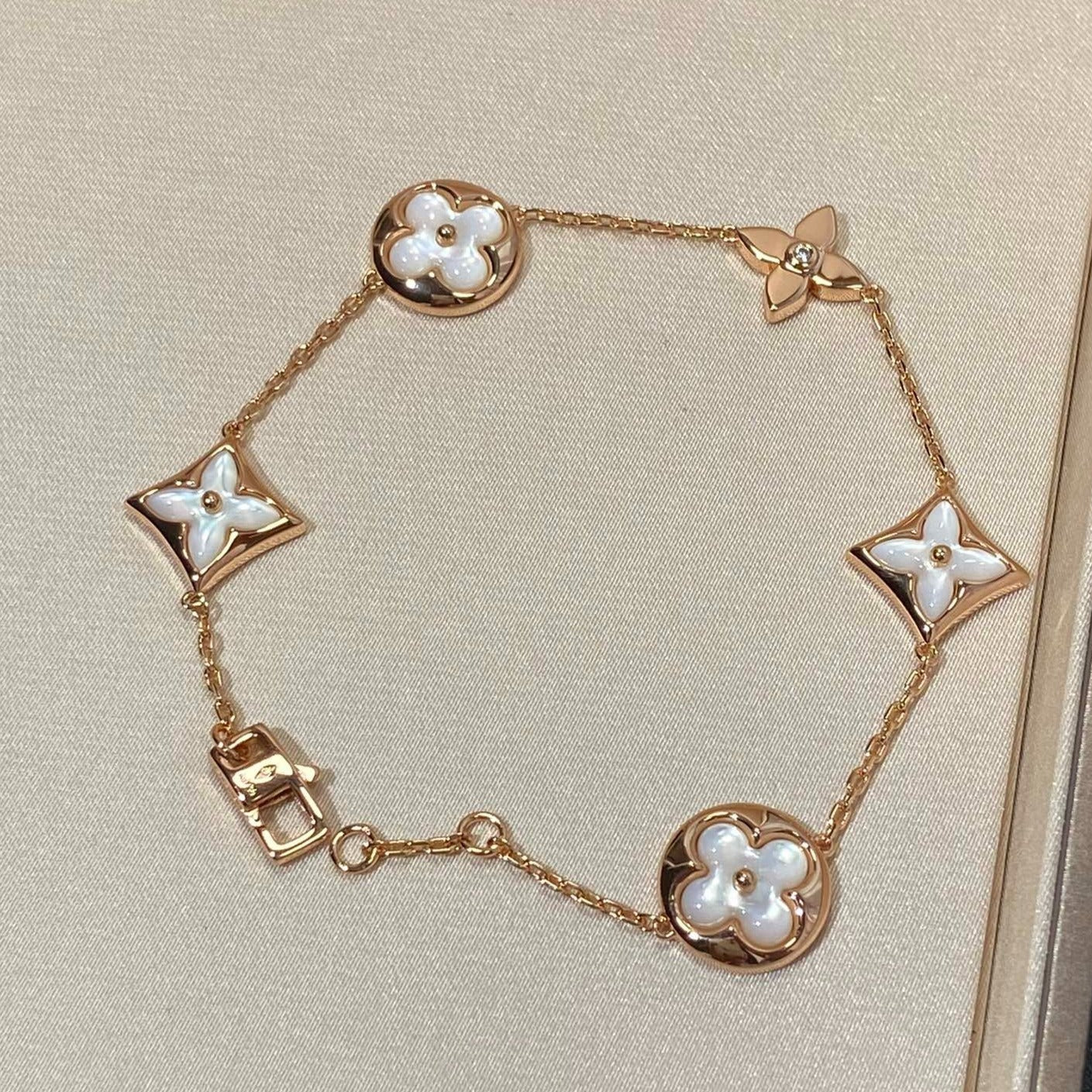 [Regalia jewelry]STAR AND SUN 5 MOTIF MOP PINK GOLD BRACELET