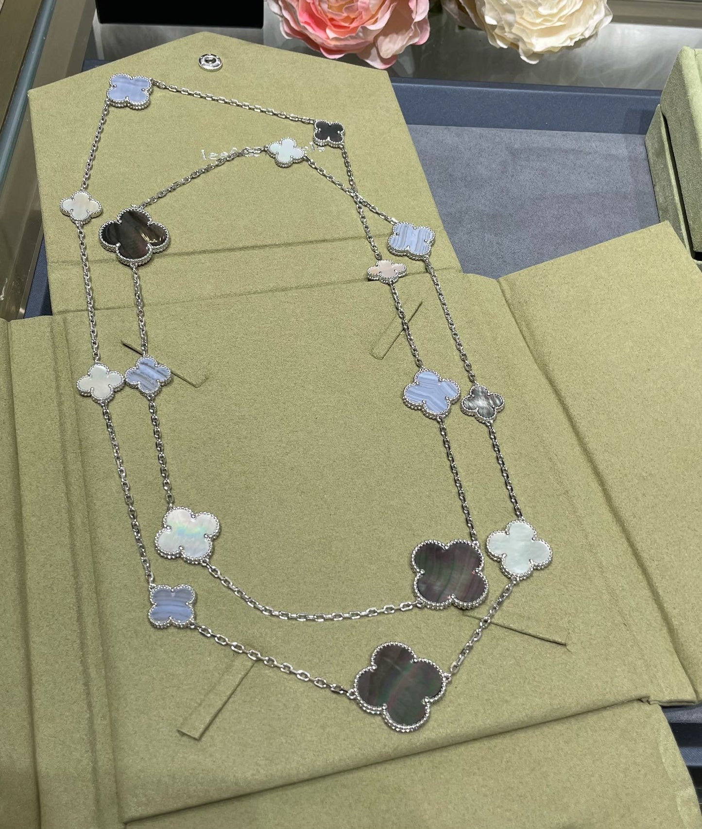 [Regalia jewelry]CLOVER 16 MOTIF CHALCEDONY MOP SILVER NECKLACE