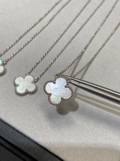[Regalia jewelry]CLOVER MEDIUM SILVER WHITE MOP NECKLACE