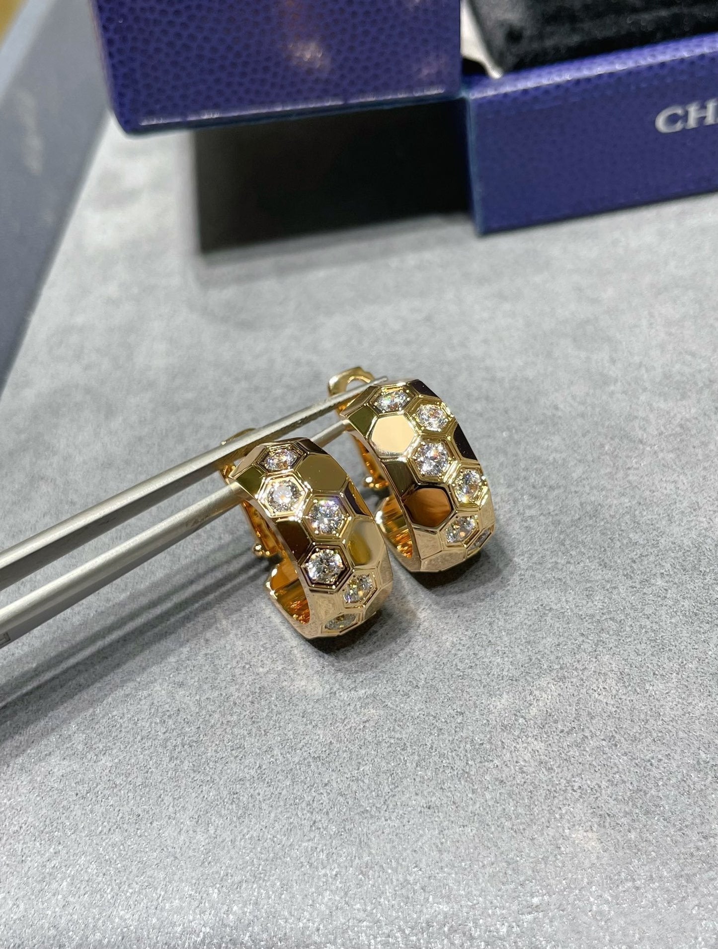 [Regalia jewelry]BEE LOVE DIAMOND HOOP EARRINGS