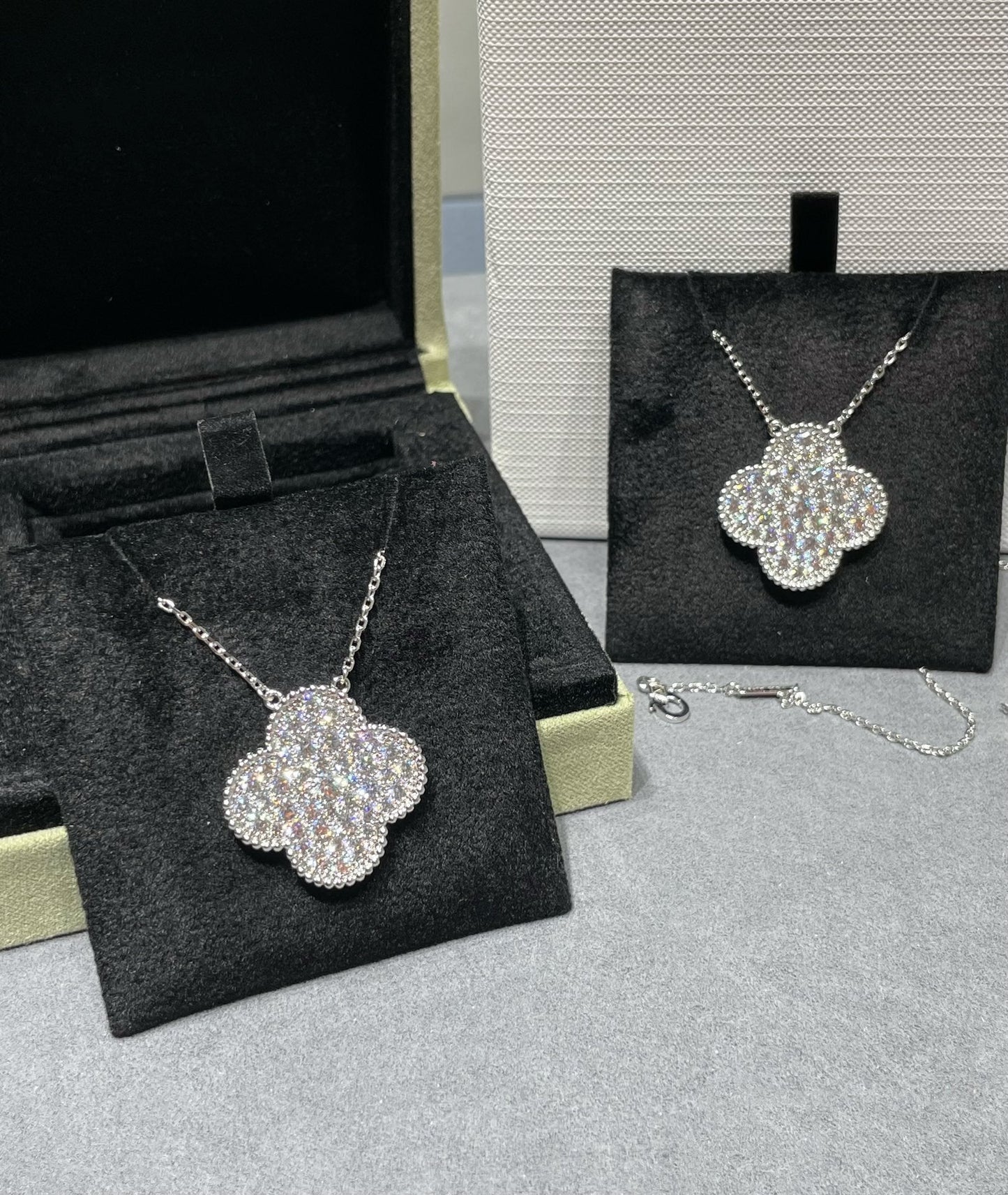 [Regalia jewelry]CLOVER 25MM LARGE PENDANT DIAMOND PAVED SILVER NECKLACE