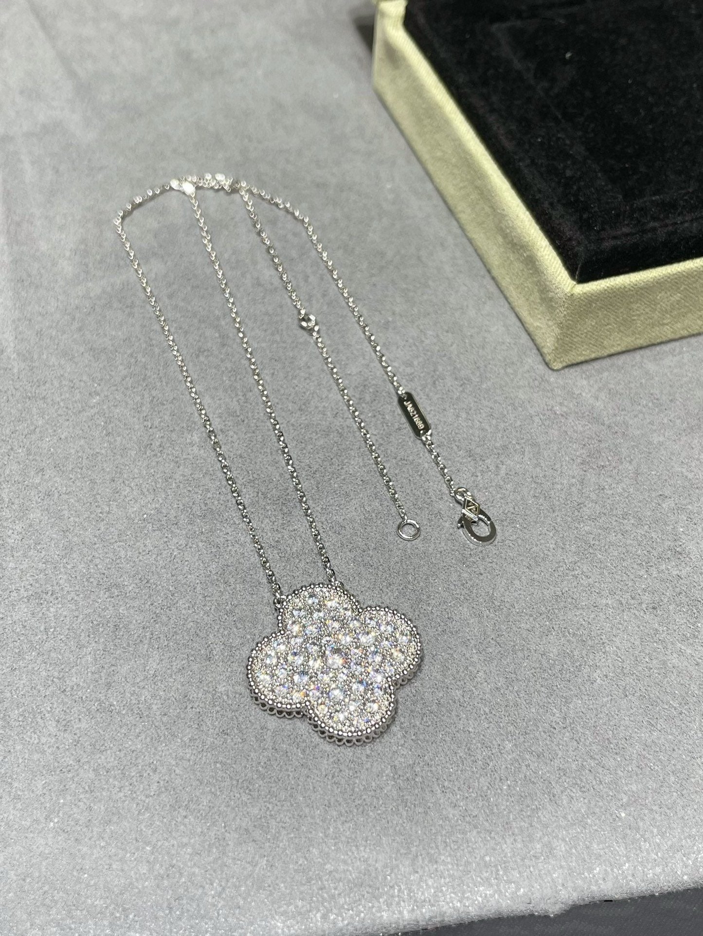 [Regalia jewelry]CLOVER 25MM LARGE PENDANT DIAMOND PAVED SILVER NECKLACE