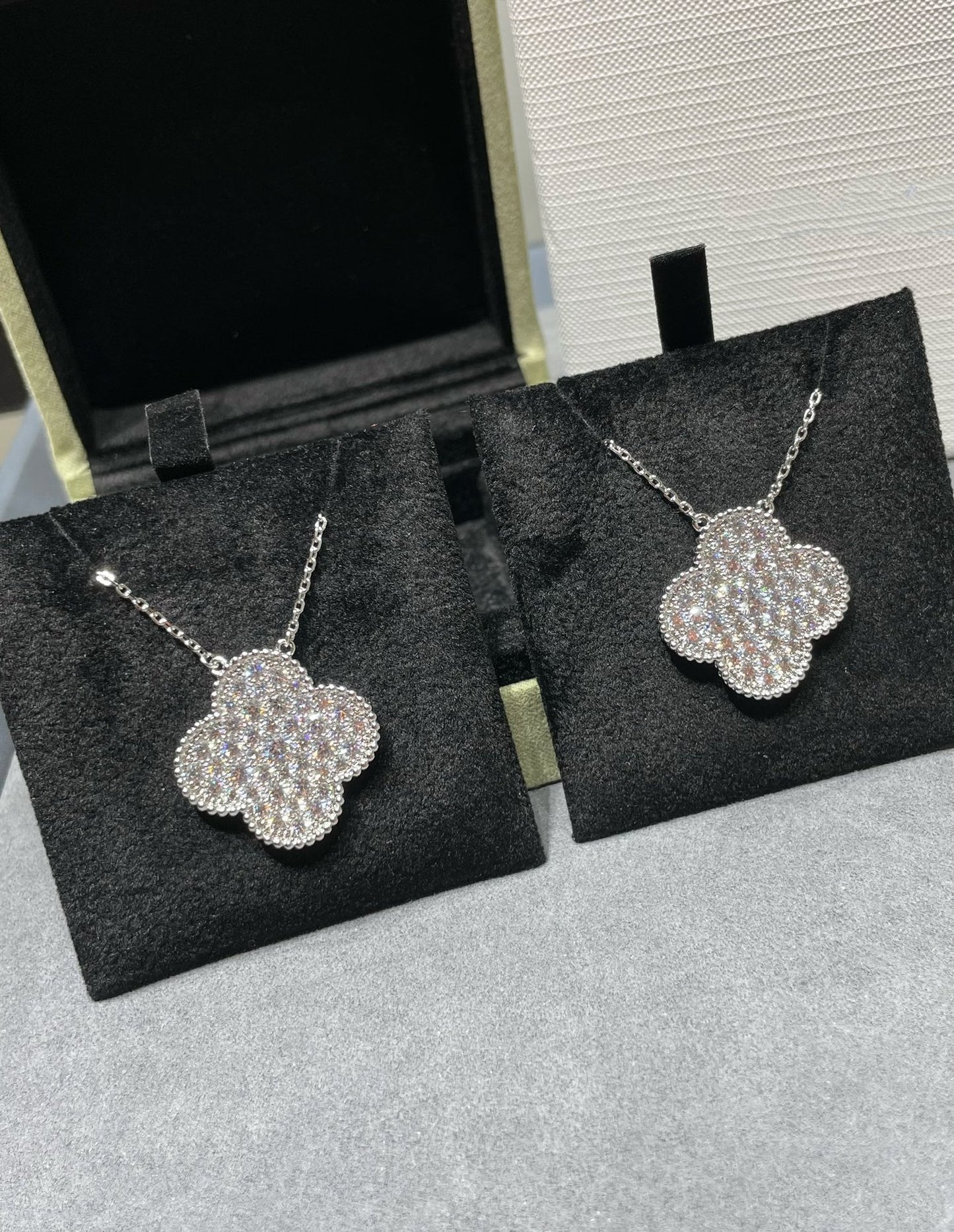 [Regalia jewelry]CLOVER 25MM LARGE PENDANT DIAMOND PAVED SILVER NECKLACE