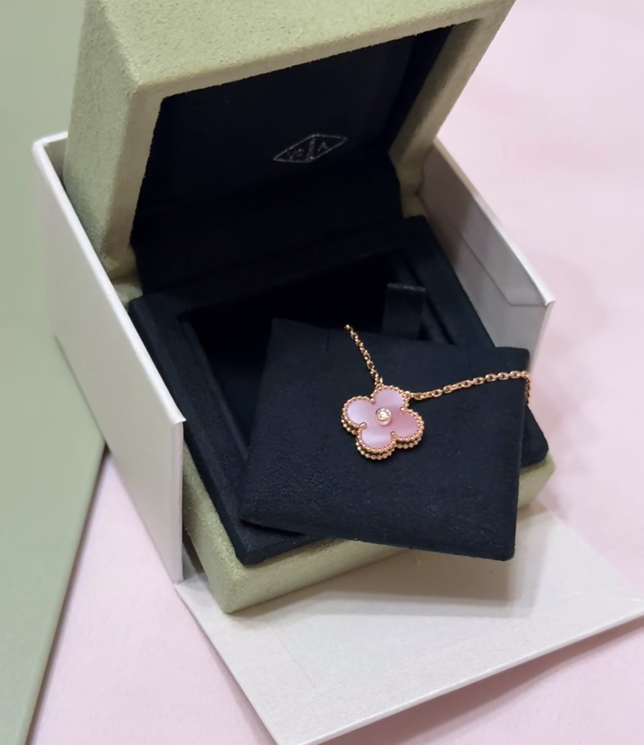 [Regalia Jewelry]2025 CHRISTMAS CLOVER 15MM DIAMOND RHODONITE NECKLACE