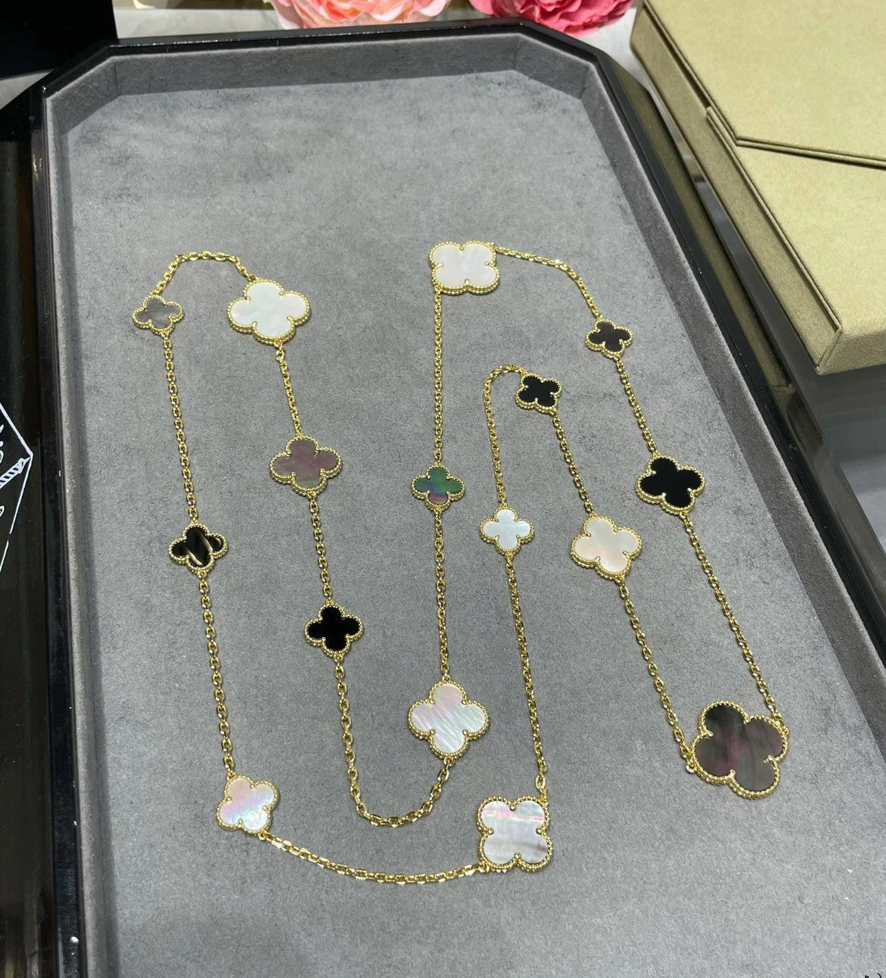 [Regalia jewelry]CLOVER 16 MOTIF WHITE NECKLACE