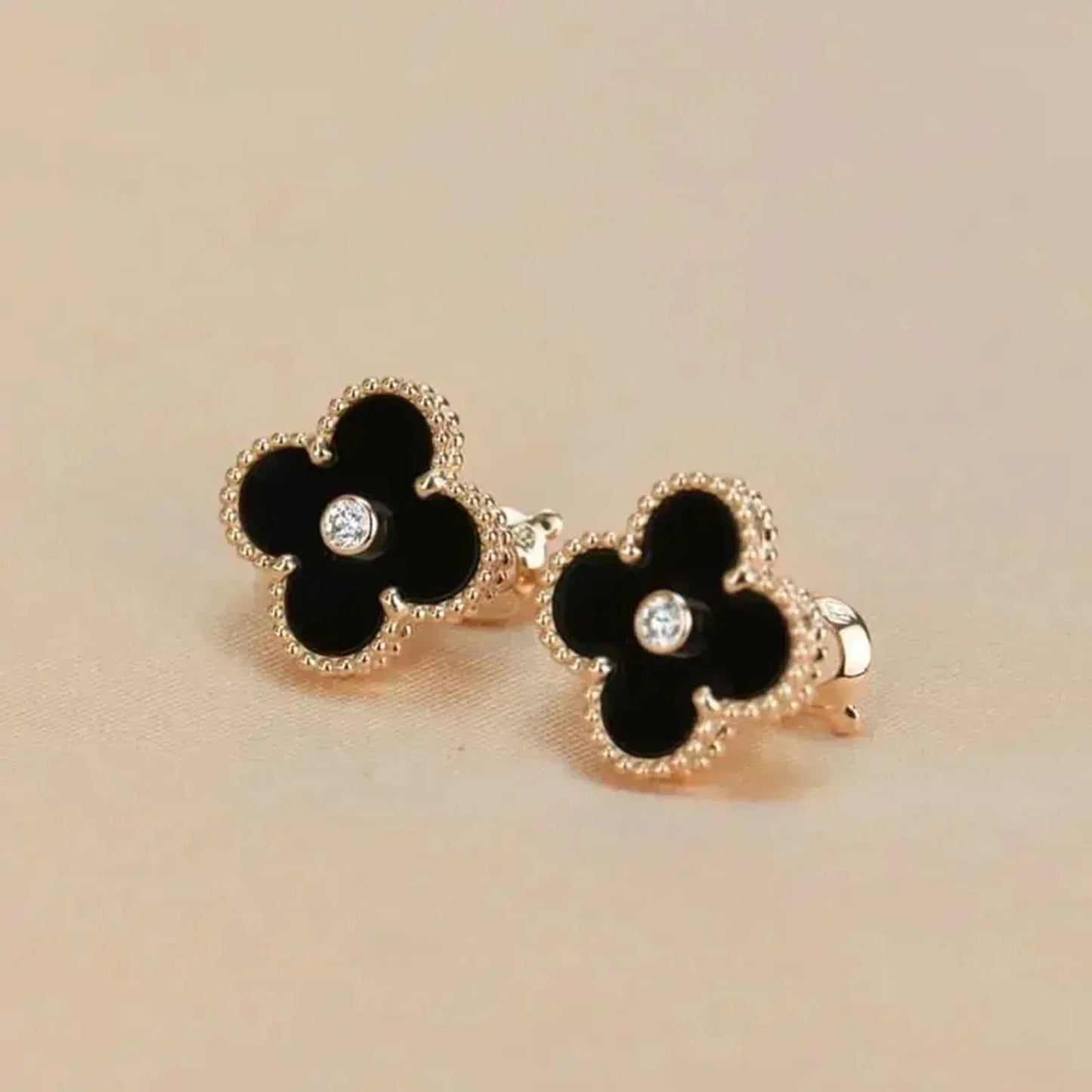 [Regalia jewelry]CLOVER MEDIUM 1 MOTIFS ONYX DIAMOND EARRINGS