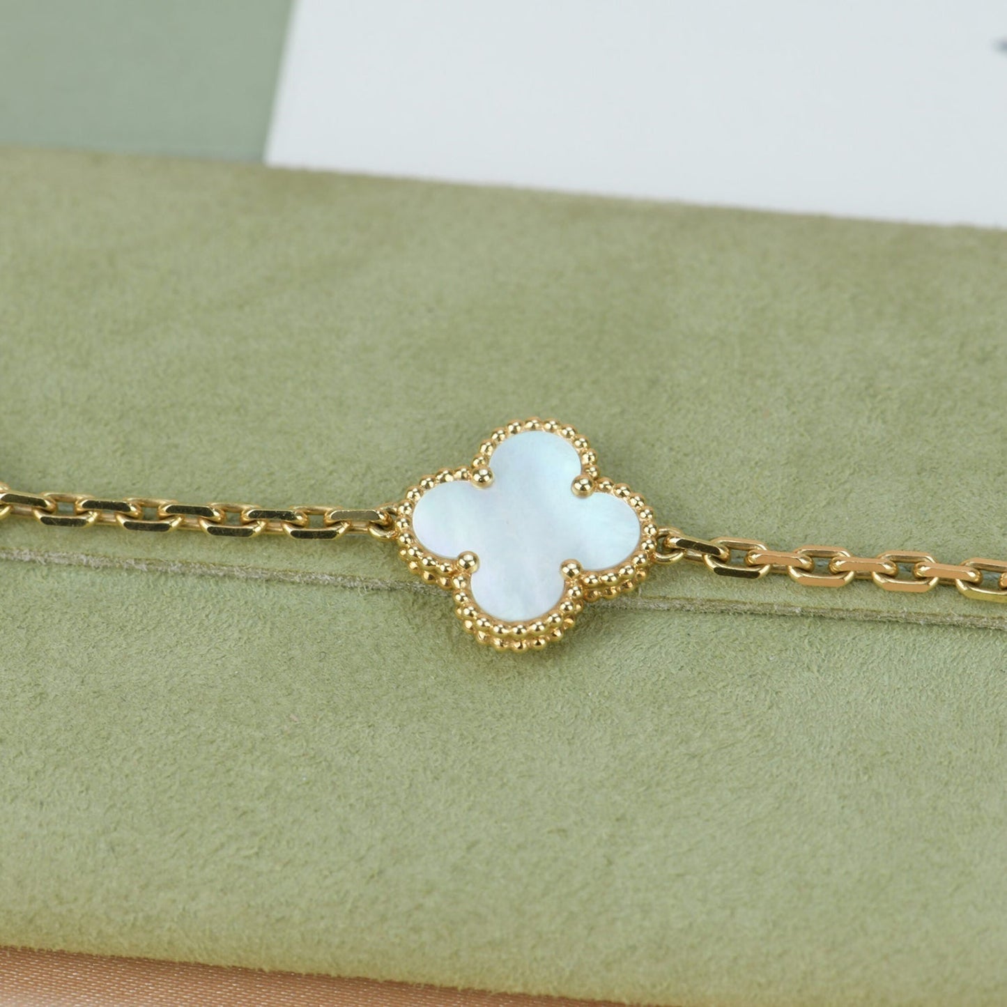 [Regalia jewelry]CLOVER  5 MOTIF WHITE MOP BRACELET