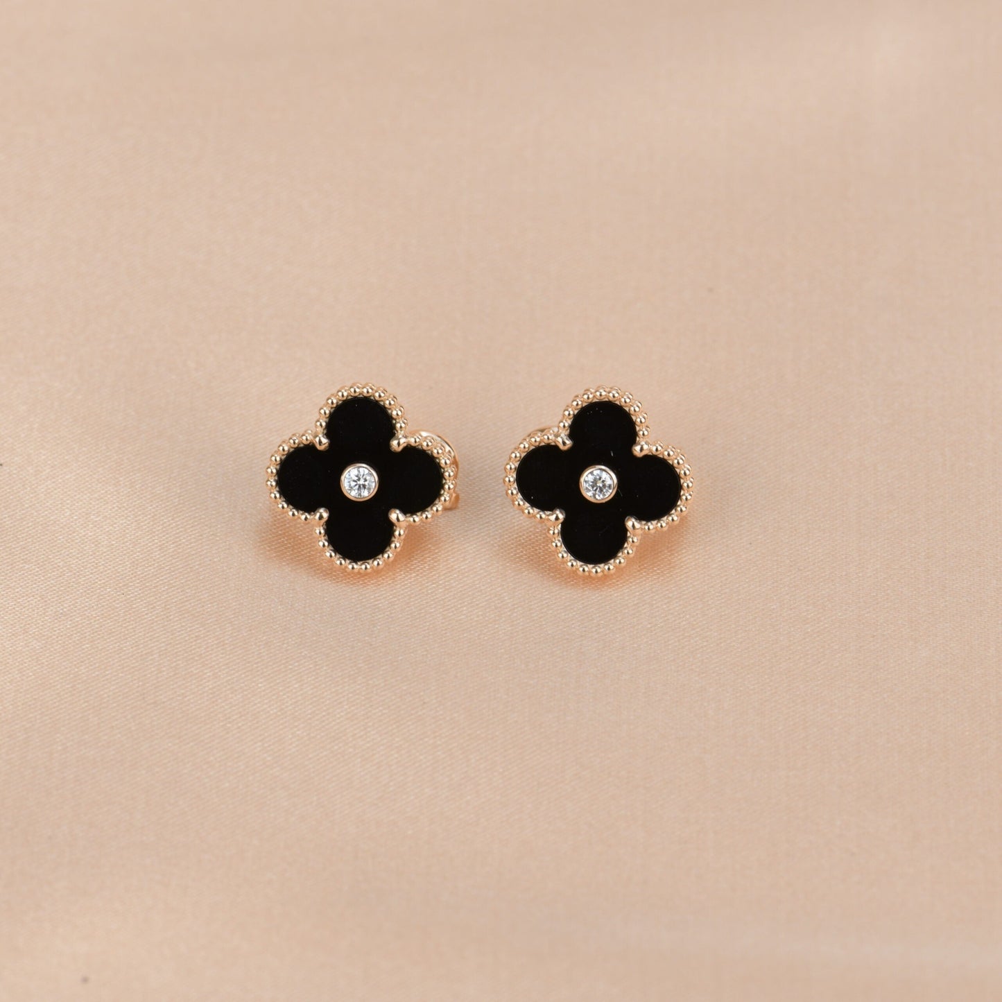 [Regalia jewelry]CLOVER MEDIUM 1 MOTIFS ONYX DIAMOND EARRINGS