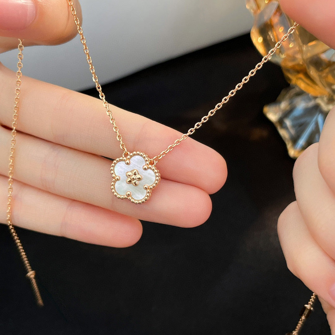[Regalia jewelry]LUCKY  WHITE MOP  PLUM BLOSSOM NECKLACE