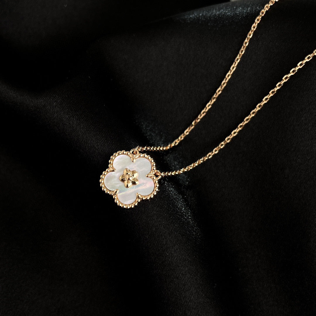 [Regalia jewelry]LUCKY  WHITE MOP  PLUM BLOSSOM NECKLACE