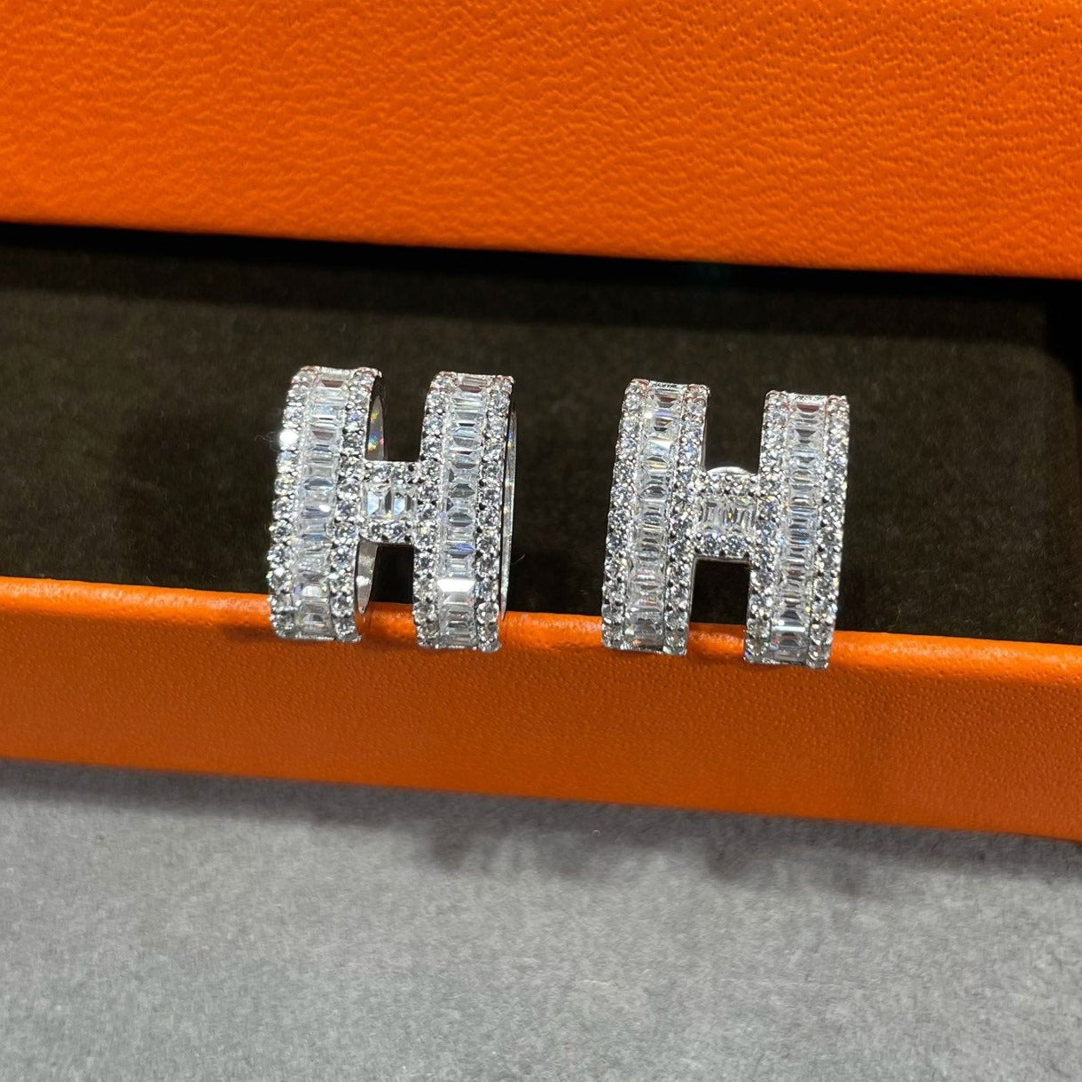 [Regalia jewelry]H STUD EARRINGS WITH SILVER DIAMONDS