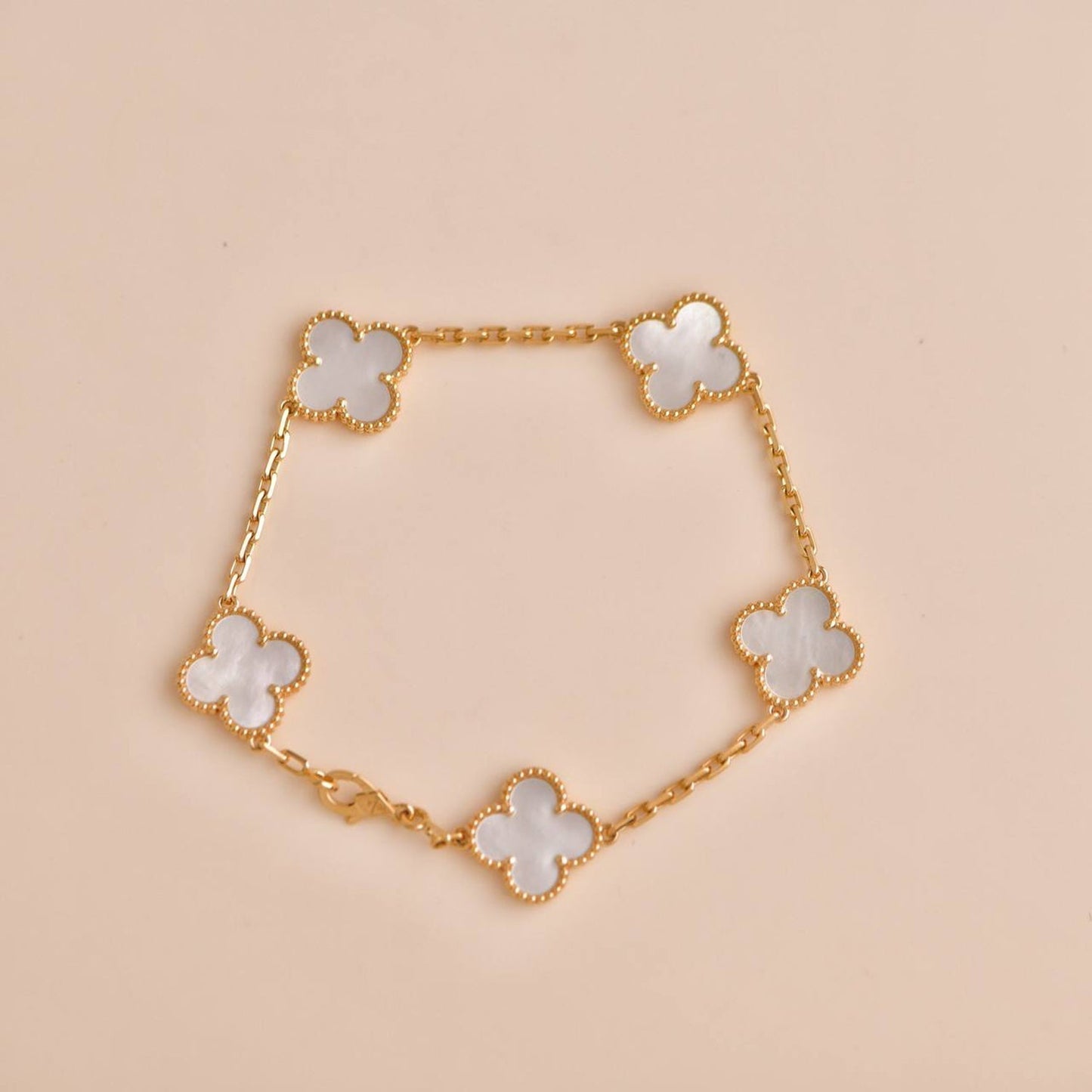 [Regalia jewelry]CLOVER  5 MOTIF WHITE MOP BRACELET