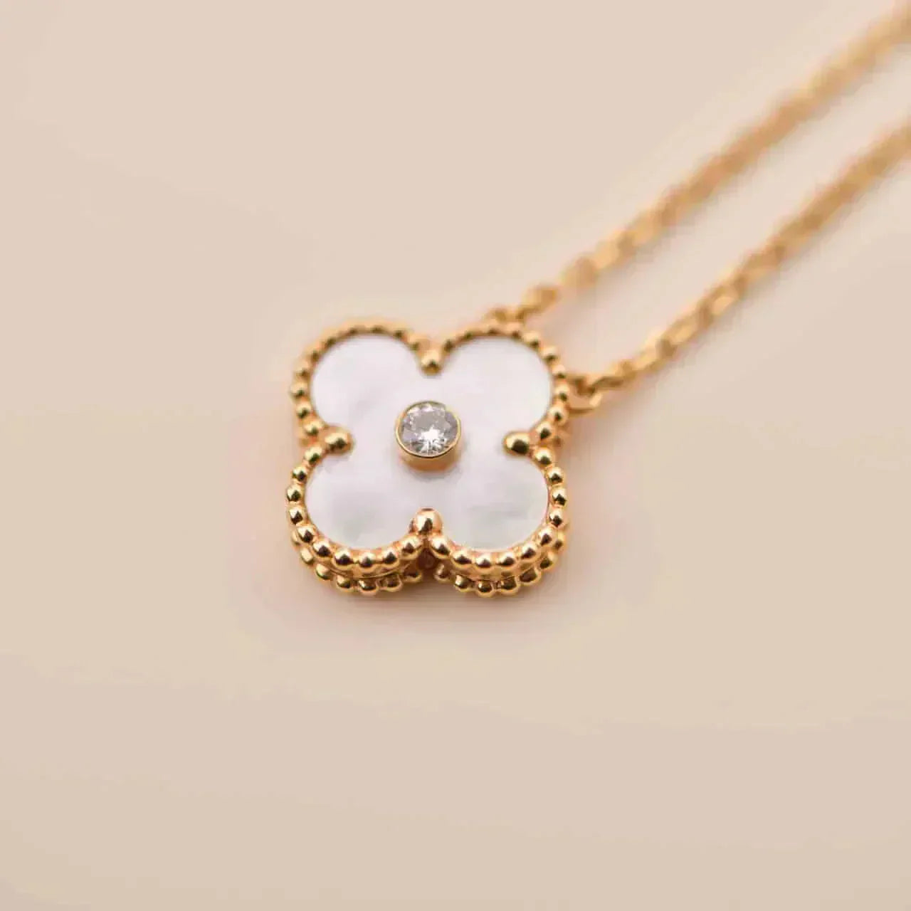 [Regalia jewelry]CLOVER 15MM DIAMOND WHITE FRITILLARIA NECKLACE
