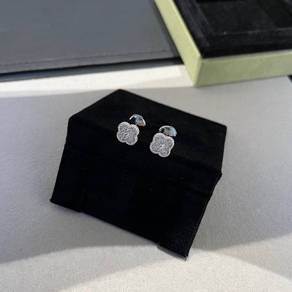 [Regalia jewelry]CLOVER MINI DIAMOND STUD EARRINGS
